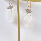 大きなレインボームーンストーンとラブラドライトのピアス