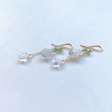 デュモルチェライトインクォーツとコロンビア産エメラルド、ムーンストーンのピアス