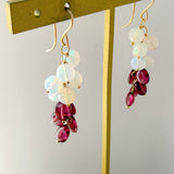 ラウンドカットオパールとガーネットのしゃらしゃらピアス