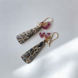 パームルートフォッシルとガーネット、アコヤケシパールのブーケピアス