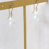 ラウンドカットオパールの雪だるまピアス