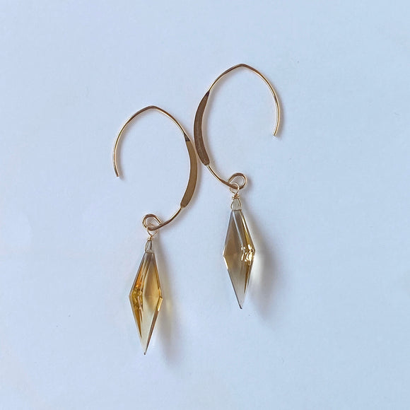 ロゼンジステップカットシトリンの一粒ピアスB