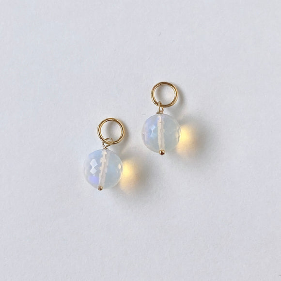 ラウンドカットオパールの一石ピアスチャーム