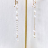 ラウンドカットオパールのステーションロングピアス