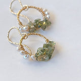 モルダバイトと淡水パールのリングピアス