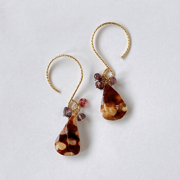 Brown mother-of-pearl and brown sapphire bouquet earrings 