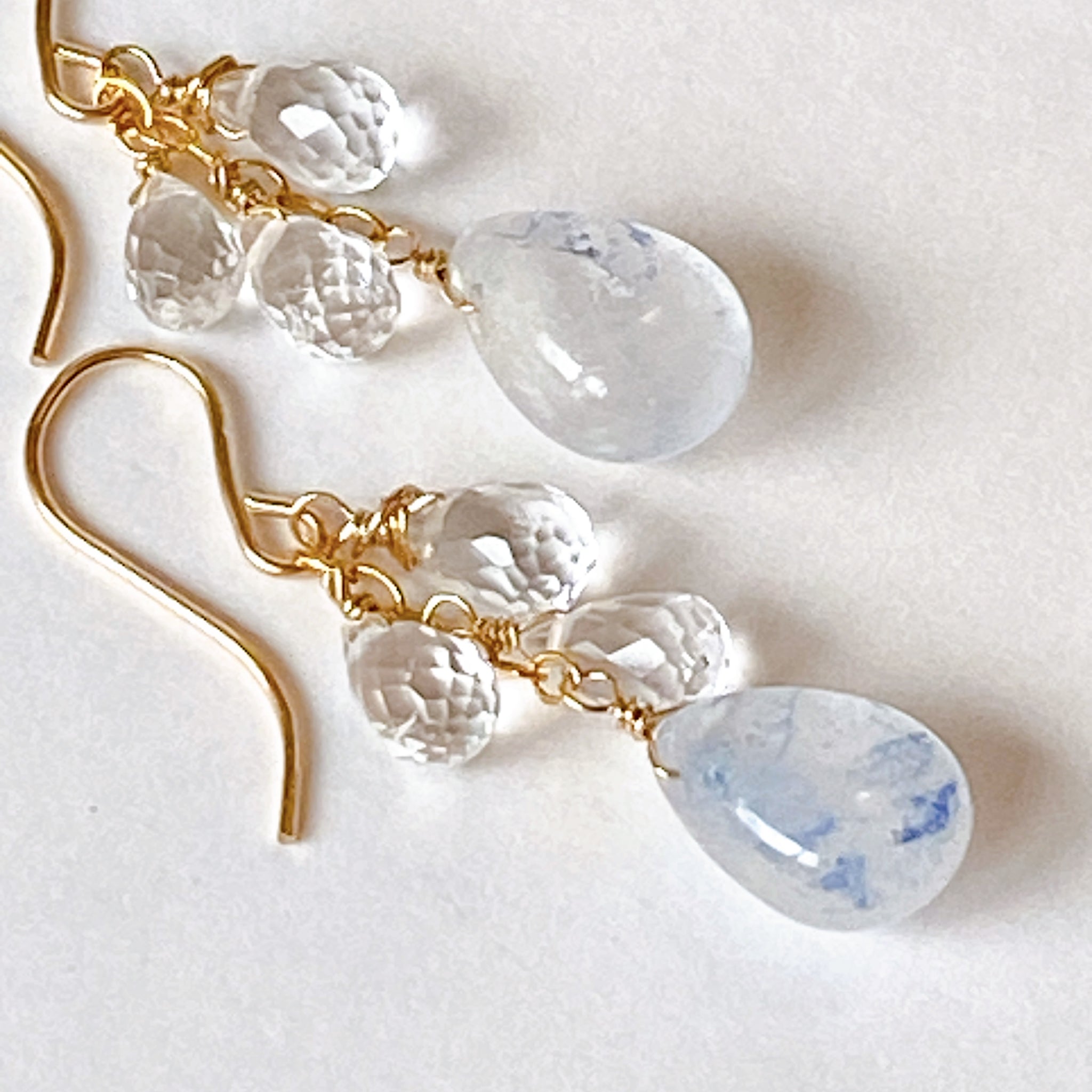 デュモルチェライトインクォーツと水晶のピアス – MUUKOJI